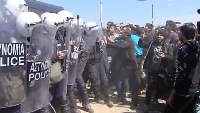 Грекияның Идомени қаласындағы лагерьде қалып қойған мигранттар полициямен қақтығысты 
